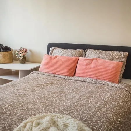 Stylish 6-bedroom - Lacplesa Street Apartment *